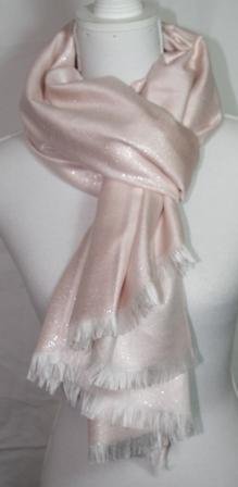Flot rosa farvet tørklæde med fin sølvtråd i og frynsekant
