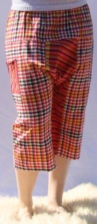Smarte lange shorts, syet i Thailand. I gul, sort og rosa farver i ternet og stribet stof. Passer S/M