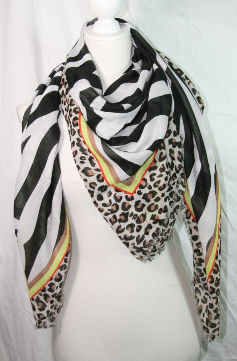 135 x 135 cm flot tørklæde i zebra striber og kanten er loopard, med kant af gul, rød og brune streger.