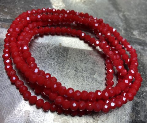 NY BILLIGERE FAST PRIS!! Rød halskæde/armbånd. Små fine perler på elastik snor, der kan bruges til halskæde eller snores 5-6 gange om hånden og bruges til smart armbånd.