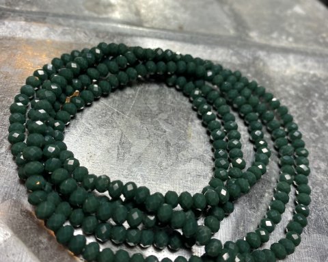 NY BILLIGERE FAST PRIS!! Mørkegrøn halskæde/armbånd. Små fine perler på elastik snor, der kan bruges til halskæde eller snores 5-6 gange om hånden og bruges til smart armbånd.