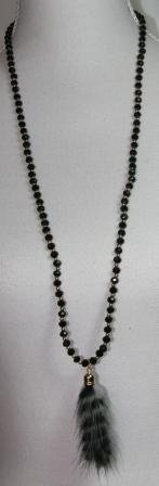 SUPER PRIS!! Lang halskæde af sorte perler med små guld perler imellem, vedhæng af grå og sort kaninpels kvast