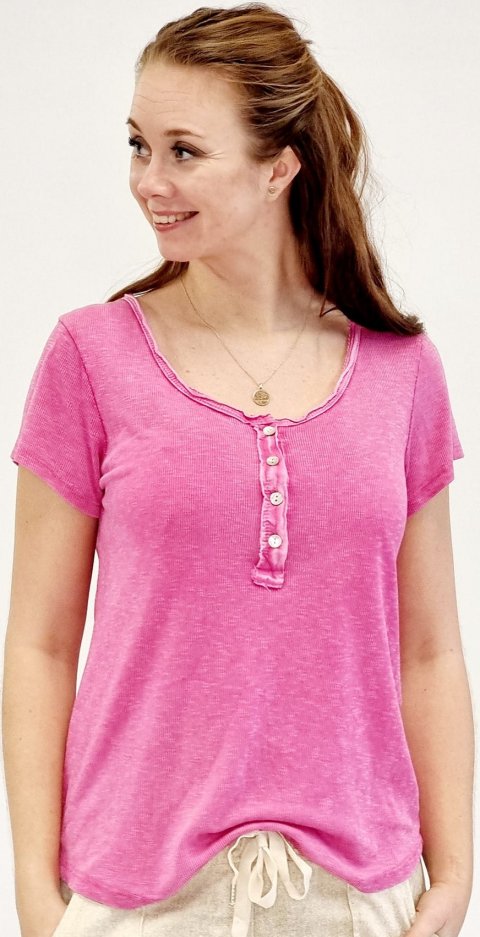 Flot pink T-shirt i rib, 100% bomuld, med pynte knapper og rå kanter. Str. One Size