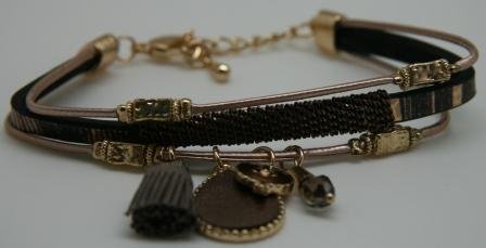 Flot sort armbånd i forskellige materialer med charms og brun bånd. Lukkes med karabinlås