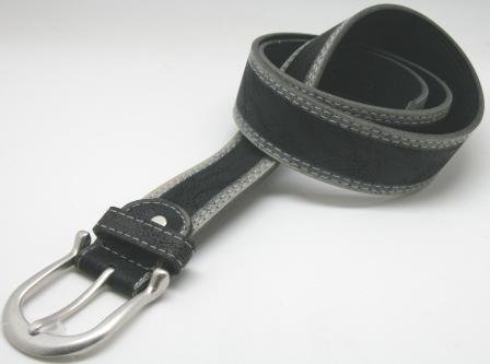 3,9 cm bredt, sort læder bælte med grå kant og sølvfarvet spænde. Let at gøre kortere. Str. 85