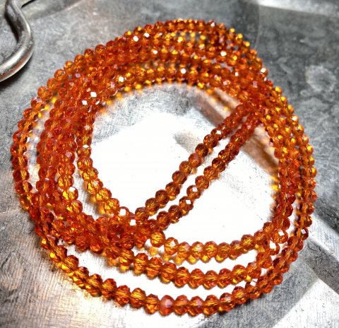 NY BILLIGERE FAST PRIS!! Klar orange halskæde/armbånd. Små fine perler på elastik snor, der kan bruges til halskæde eller snores 5-6 gange om hånden og bruges til smart armbånd.