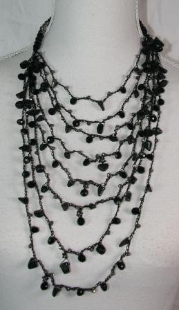 Halskæde i 8 rækker, med sorte sten og små klare perler