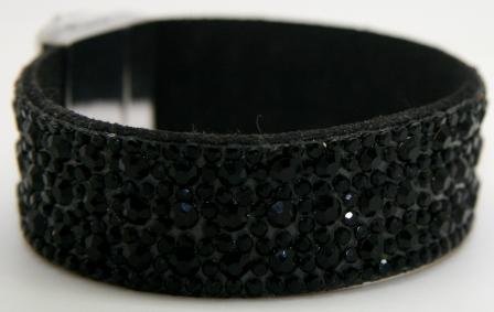 2 cm bred sort armbånd med sorte sten, lukkes med magnet
