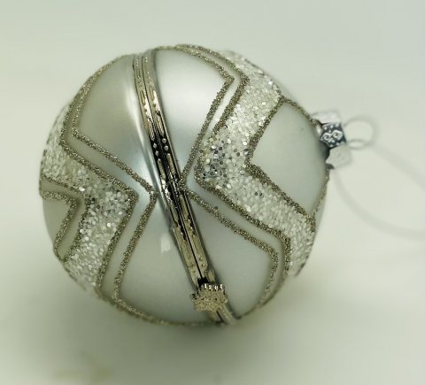 Meget smuk julekugle i metal, der kan bnes. I slv, med glimmer mnster i stjerne form. Ca. 9 cm.