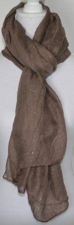 Lysebrun tørklæde med fine similiringe.