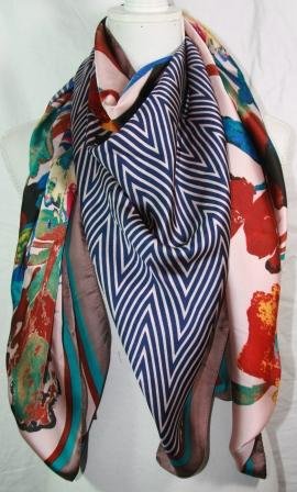 Smukt 130 x 130 tørklæde i 30% silke og 70 % viscose, med beige baggrund mønstret i blå, gul og brune farver