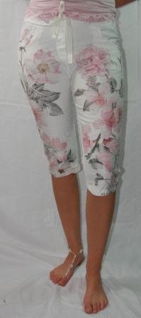 Smarte hvide bamuda shorts med store lyserøde blomster. Har bindebånd i taljen. Str. S og  L