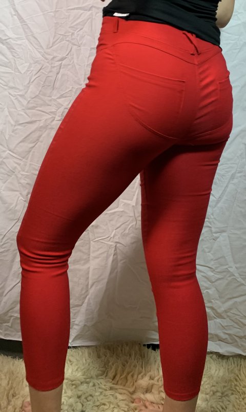 Rød gamachebuk med snyde lommer og pynte knapper og puch up bag på. One size (Str. M)