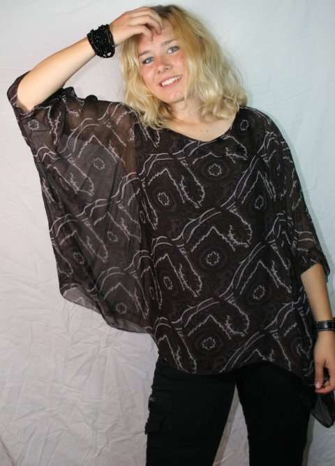 SUPER PRIS!! Brun silke tunika med mønstre. Str. one size (Passer også str. XL).