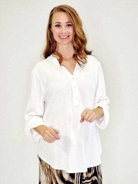 Hvid skjorte bluse med stolpelukning i hals med 3 knapper. Str. S/M og L/XL