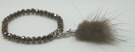 Eleastik armbånd med brune perler og aftagelig minkkvast