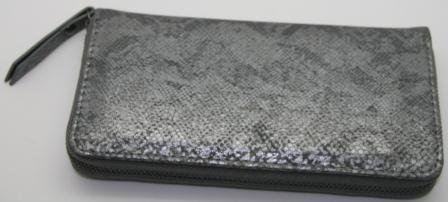 SUPER PRIS!!! Grå/sølv snake mønstret pung 10 x 20 cm, med lynlås rum og plads til kort.