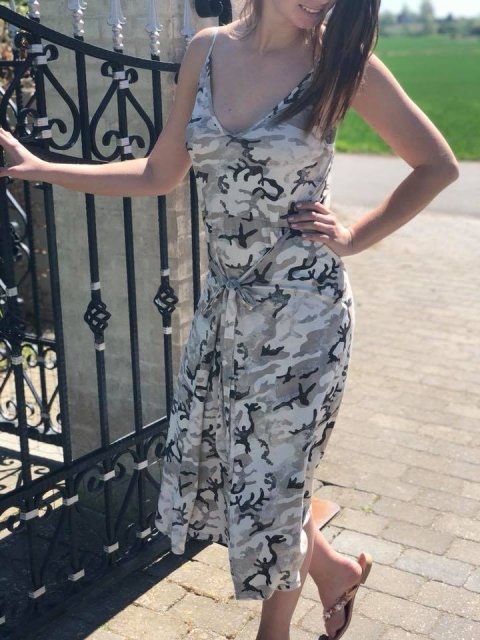 SUPER PRIS!! Beige camouflage kjole, med slå om bindebånd i 100% cotton. Str. one size