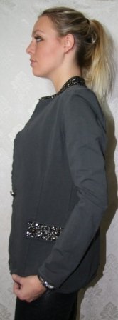 Mørke grå blazer jakke, i jersy stof med sten på krage og lommer. Str.  XL