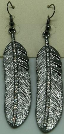 7 cm. lange øreringe, med mørk sølv/gun farvet fjer med simili sten i midten.