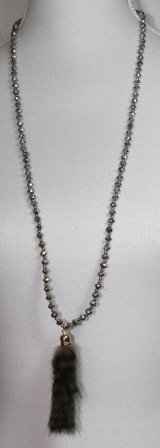 SUPER PRIS!! Lang halskæde af sølv perler med små guld perler imellem, vedhæng af brun og sort kaninpels kvast