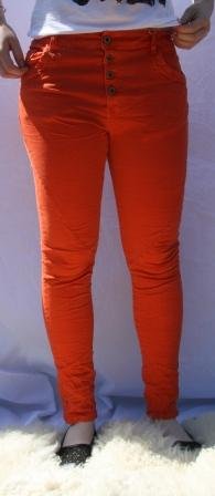 Orange bukser med 4 knapper foran. OBS har meget overskudsfarve og bliver lyser efter vask. Str  36, 38, 40 og 42