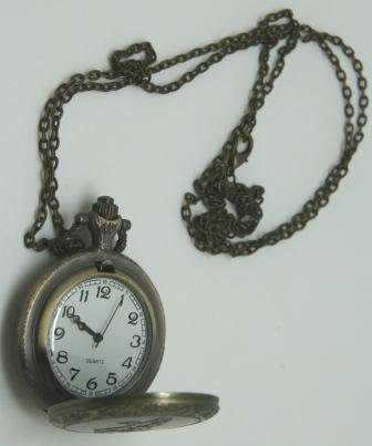 4 cm. flot oxideret messingfarvet ur i lang halskæde