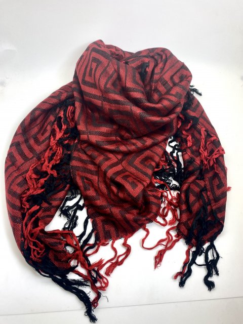 95 x 95 cm smukt super blød rødt firkantet tørklæde med sort mønstre. 100% viskose
