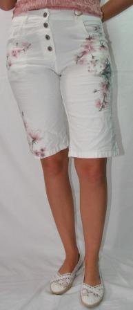 Smart hvid shorts med blomster, lukkes med 4 knapper. Str. S og L