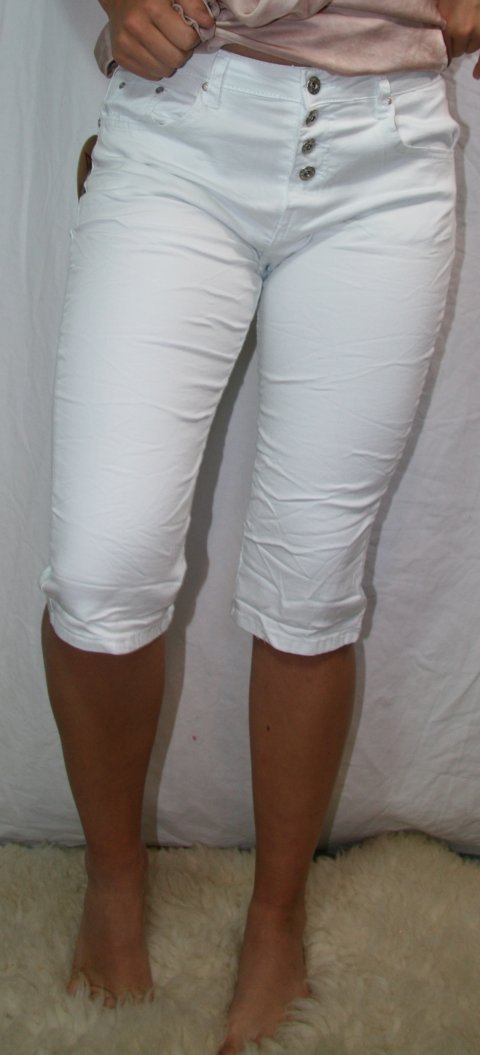 Hvide capri bukser, lukkes med 4 knapper. str. 36 og 40