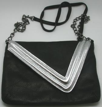 SUPER PRIS!! Sort super blød skind taske, med sølvfarvet V foran, hank er ½ kæde og ½ læder rem.. Str. 18 x 25 cm.