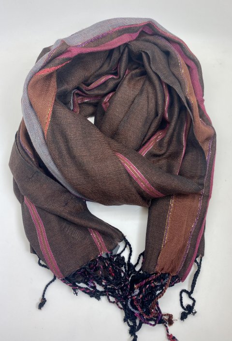 50 x 180 cm. brunt tørklæde med striber på langs i grå, pink, lilla og med sølv og guld tråde. 100% viskose