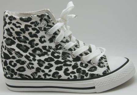 SUPER PRIS!! Leopard sneakers i sort og hvid, med 2 cm. høj hæl inden i. Str. 37 og 40 OBS er små i størrelsen. ( tag 1-2 nr. større end normal)