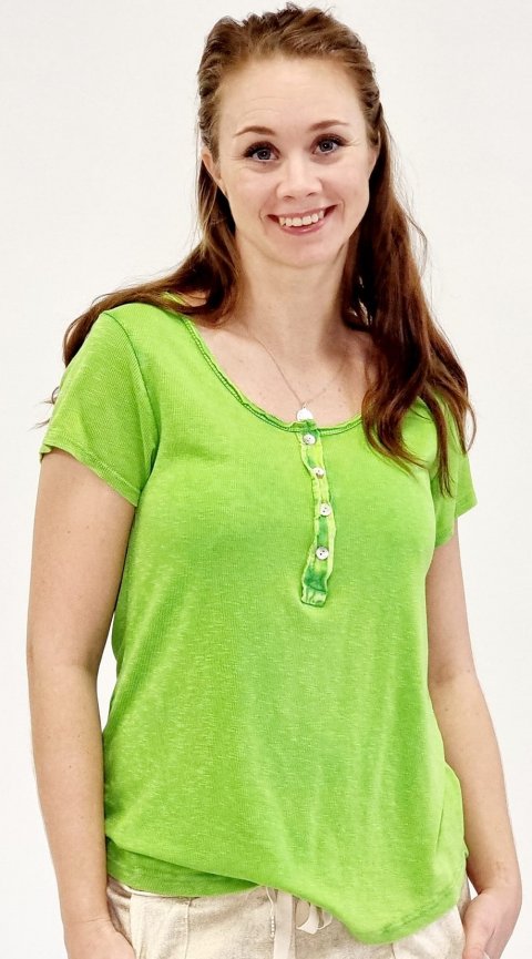 Flot panggrøn T-shirt i rib, 100% bomuld med pynte knapper og rå kanter. Str. One Size