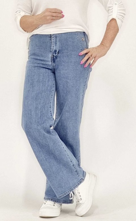 Hjtaljede denim kassebukser, uden bukselinning. foran. Lukkes med lynls og 1 knap, samme knap sidder der i siden, i stedet for, forlommer. Linning og lommer bagp. Str. 36, 38, 40, 42 og 44